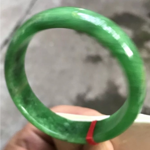 VINTAGE Medium Jadeite Green Jade Bangle Size 59mm Emerald Green Jade D641 - Picture 3 of 14